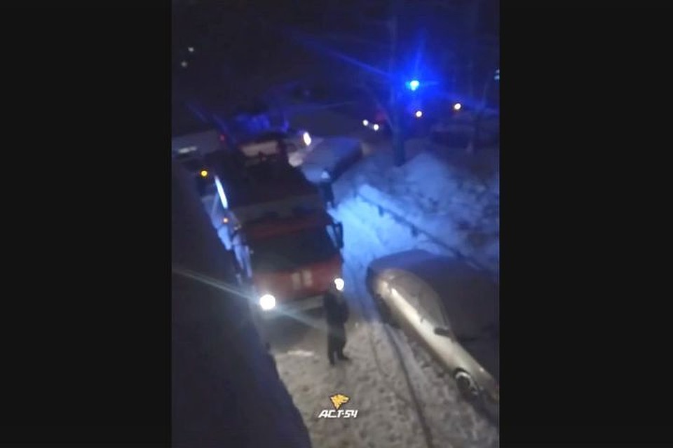 В жилом доме в Новосибирске произошел пожар. Фото: Кадр из видео