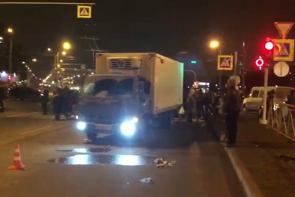 Сбитую пенсионерку срочно увезли на машине реанимации. Фото: отдел пропаганды УГИБДД по Петербургу и Ленобласти.