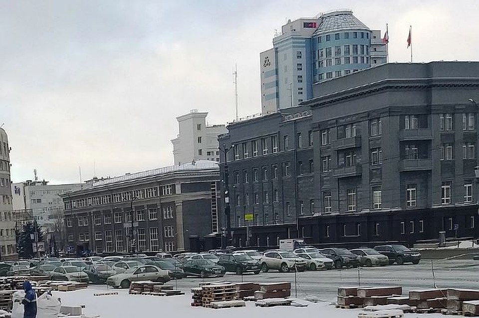 Стихийная парковка захватывала площадь Революции в Челябинске.