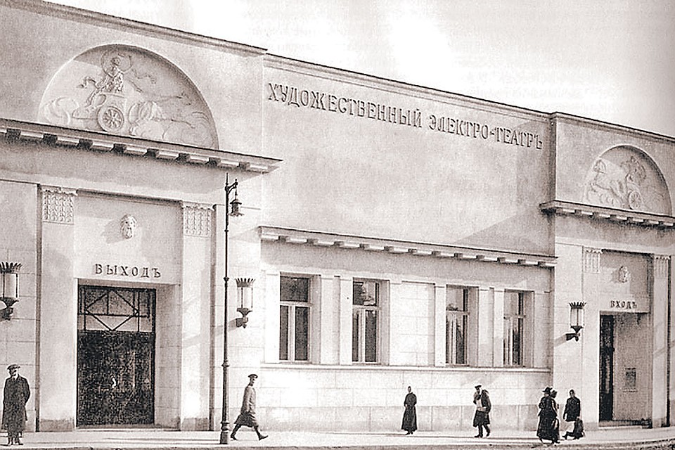 На фото 1912 года видны и колесницы, и маски-маскароны над входом-выходом. Мужская маска просматривается хорошо. Фото: ru.wikipedia.org