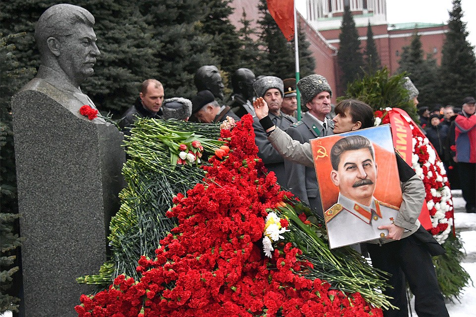 Участница акции "Две гвоздики для Товарища Сталина" у Кремлевской стены, март 2019 г.