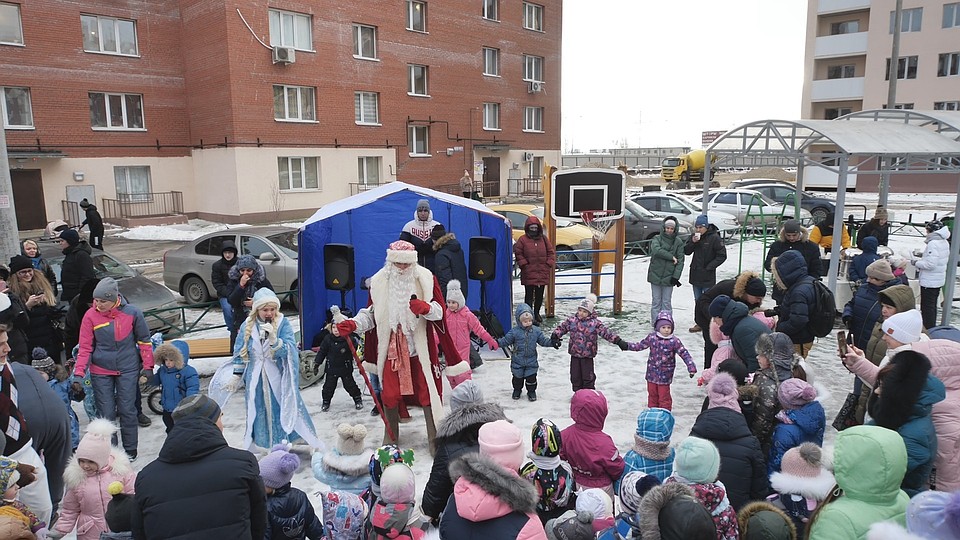 На дворовой праздник собрались десятки детей и взрослых.