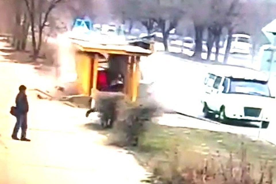 Иномарка влетела в толпу людей на остановке. Скрин видео