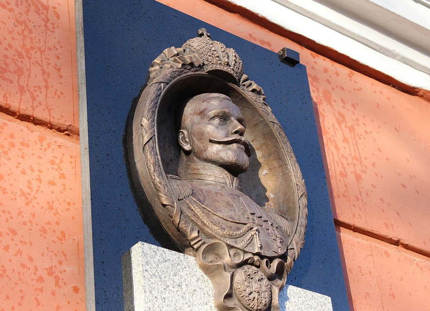Сам портрет не пострадал, а вот подпись исцарапана. Фото: пресс-служба Ресурсного центра НКО.