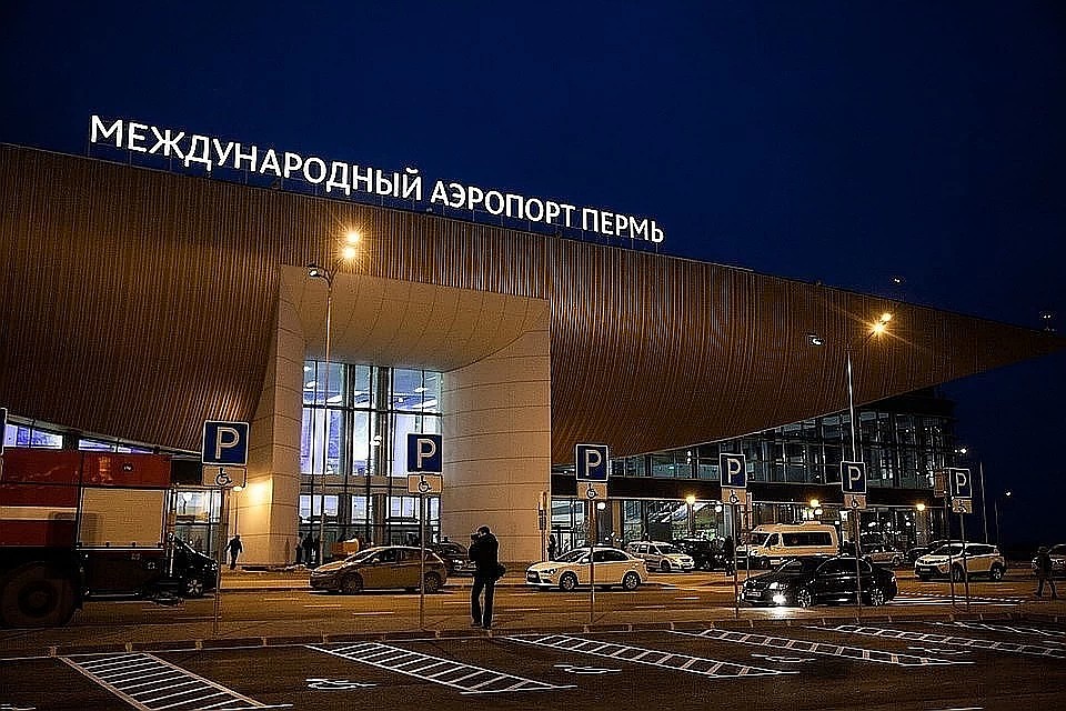 Аэропорт закрыт из-за непогоды до 16.00 по местному времени.