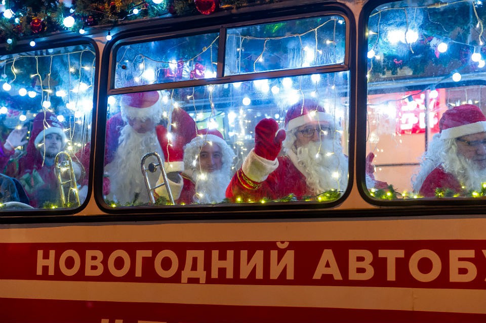 Пока одни отмечают, другие под бой курантов работают.