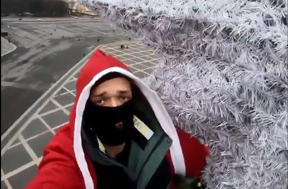 Петербургские руферы записали поздравление для гостей и жителей Северной столицы с верхушки главной городской елки.