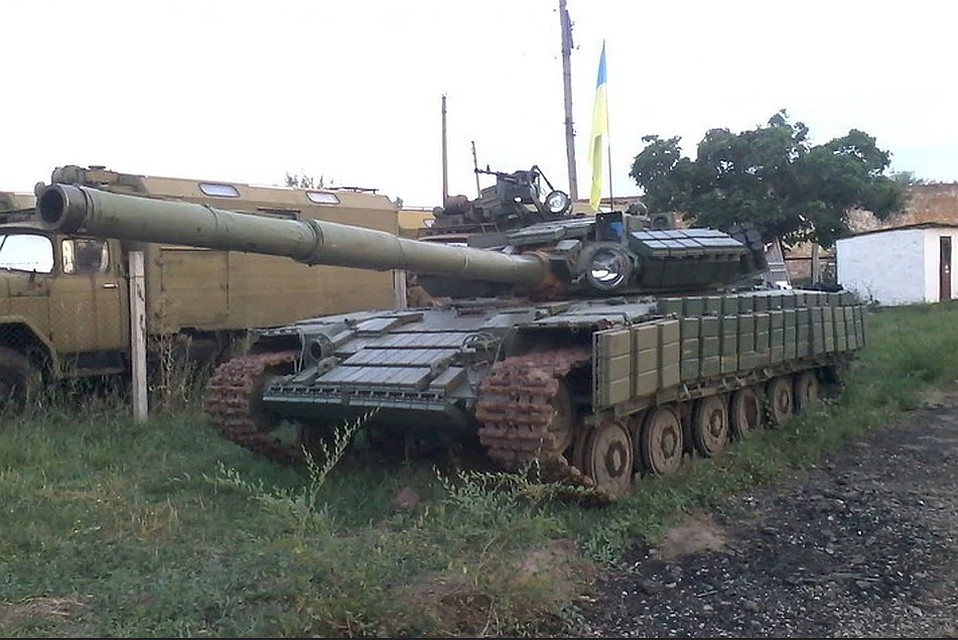 краинские военные поставили бронетехнику вблизи жилых домов в Луганском. Фото: УНМ