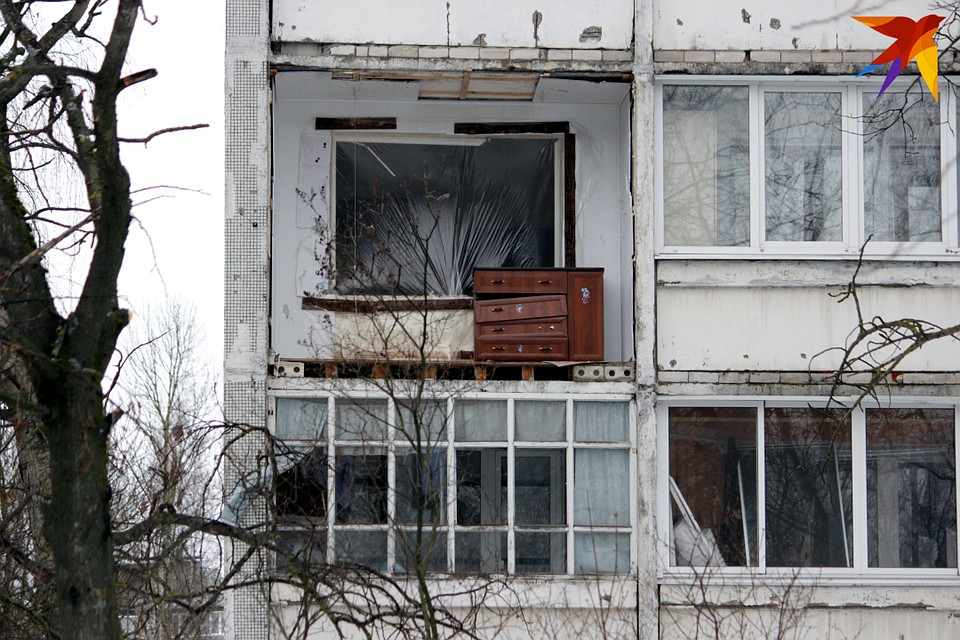 Окна взорванной квартиры закрыли полиэтиленом.