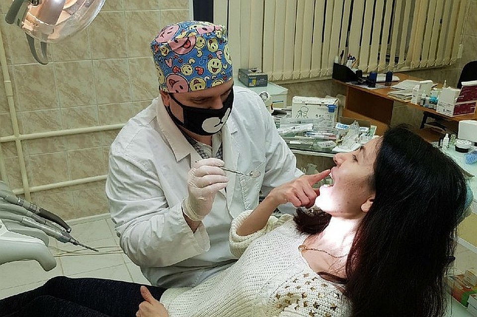 Абдула Гамзатов боится сделать больно своим пациентам, поэтому лечит их так, что и не почувствуешь. Фото: Из личного архива героя