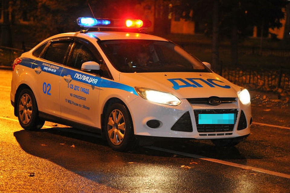 Полицейские выясняют обстоятельства ночных аварий с пострадавшими.