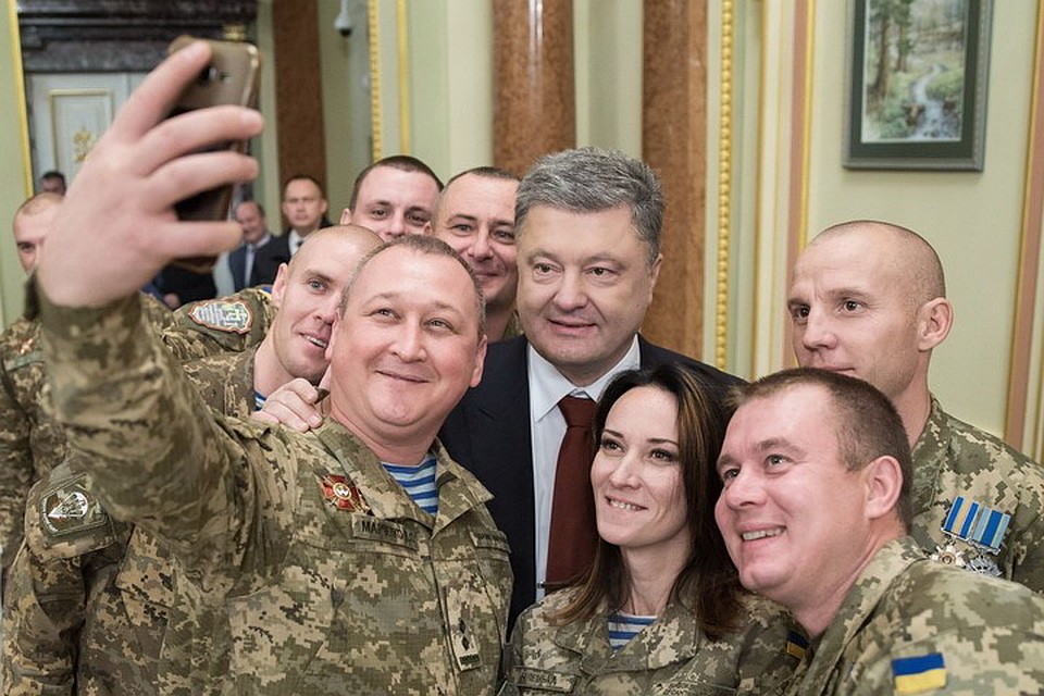 Снабженец Марченко (на переднем плане) мог похвастать селфи с президентом Порошенко. Рядом скандально известная командирша Маруся Зверобой из «Правого сектора» (запрещенная в РФ организация). Фото: Личный архив Дмитрия МАРЧЕНКО
