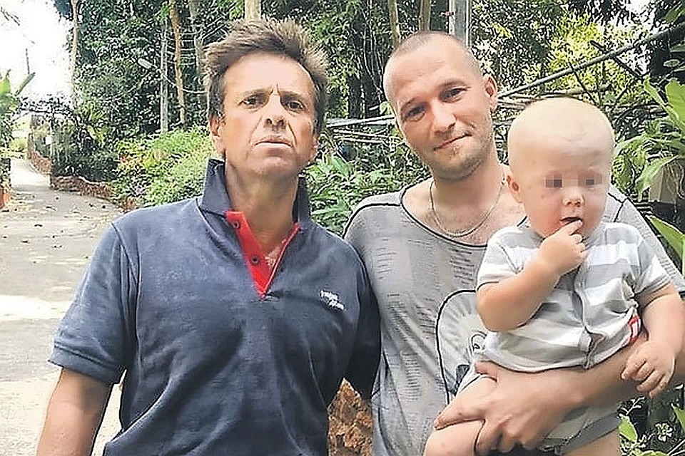 Андрей Губин (слева) с одним из почитателей своего таланта.