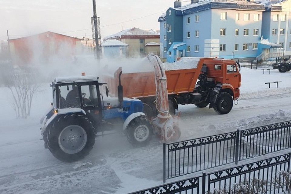 На улицах Яр-Сале снегоуборочная техника работает безостановочно Фото: