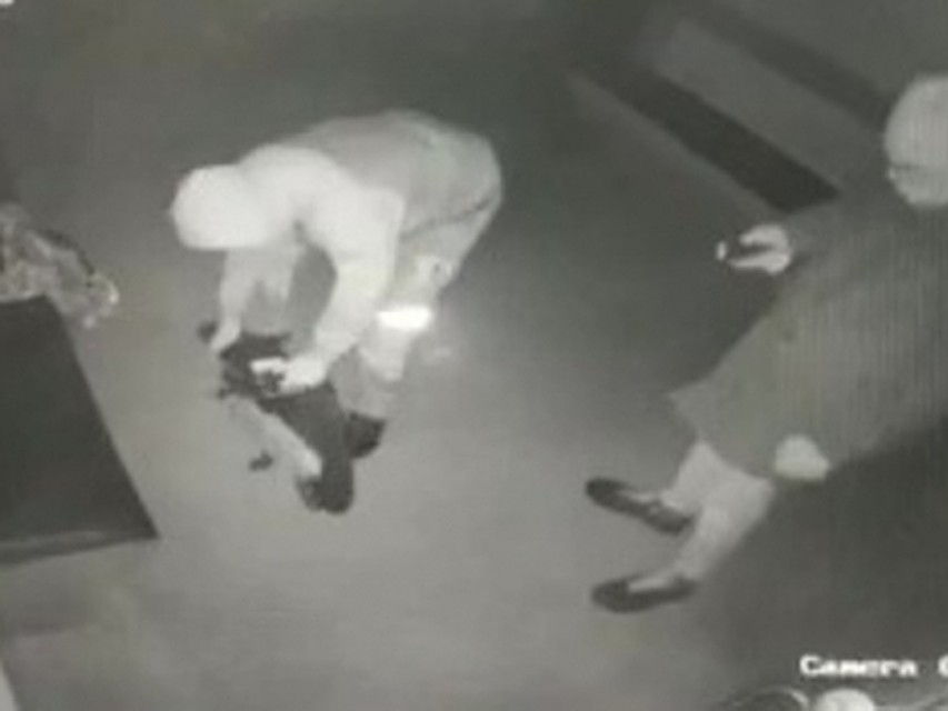 Преступники попали в поле зрения видеокамеры.