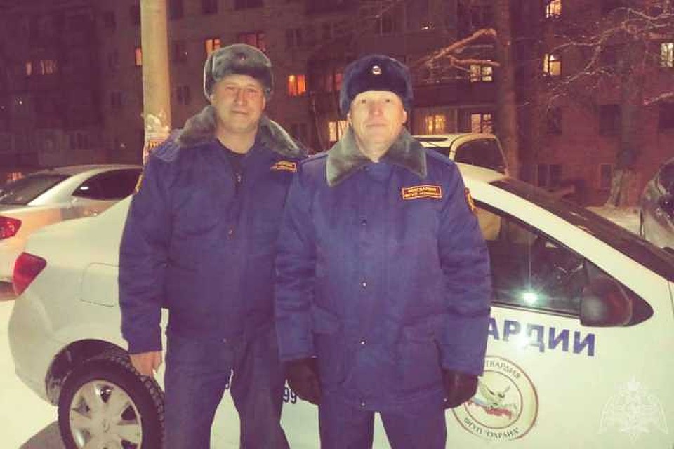Сотрудники Росгвардии спасли 28 человек из горящего дома в Нижнеилимске. Фото: пресс-служба Управления Росгвардии по Иркутской области