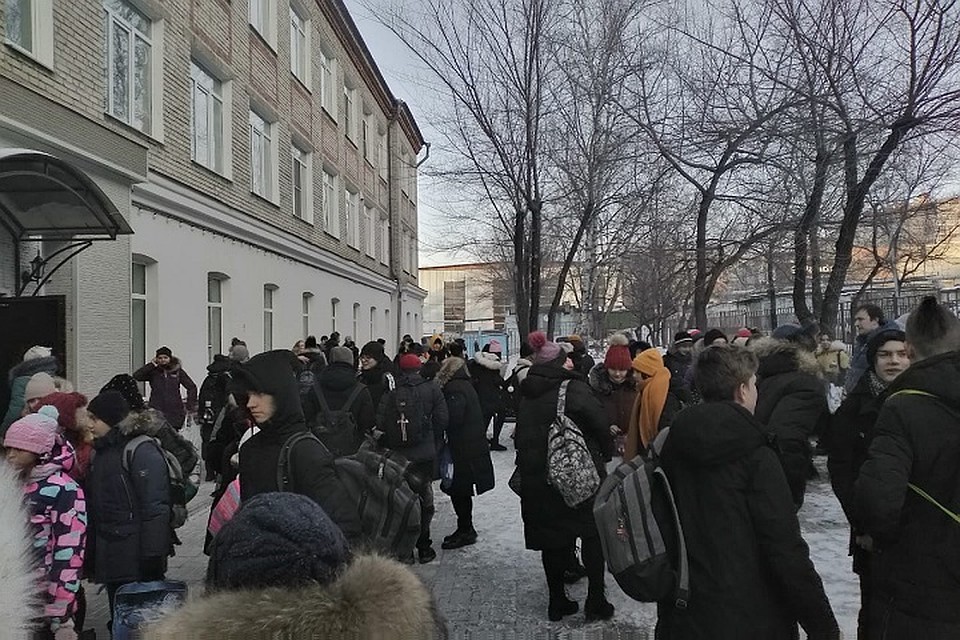 Учеников одели и вывели во дворы школ, оттуда старшие отправились по домам, младших увели учителя
