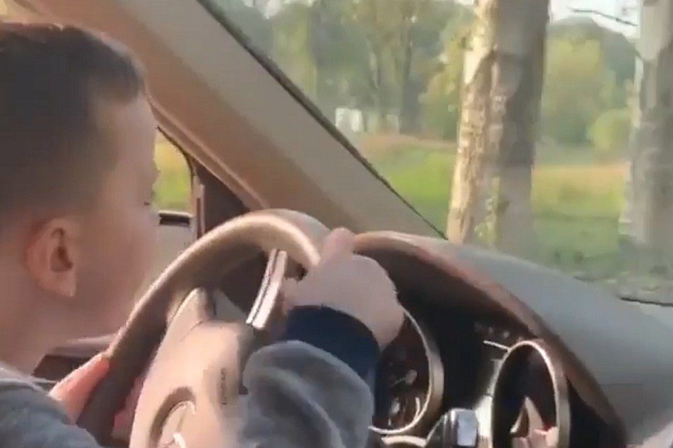 Катались отец с сыном на аэродроме в районе Нижней Пятилетки 20 ноября 2019 года.