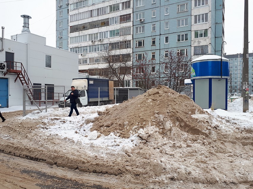 Подобные сугробы во дворе допустимы