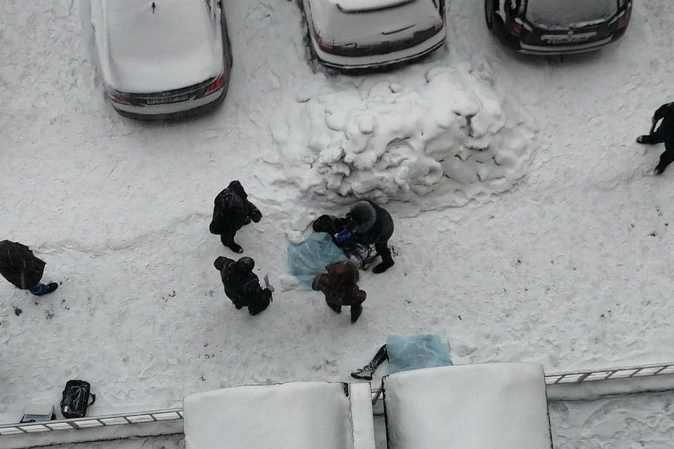 Погибших девочек нашли под окнами высотки.