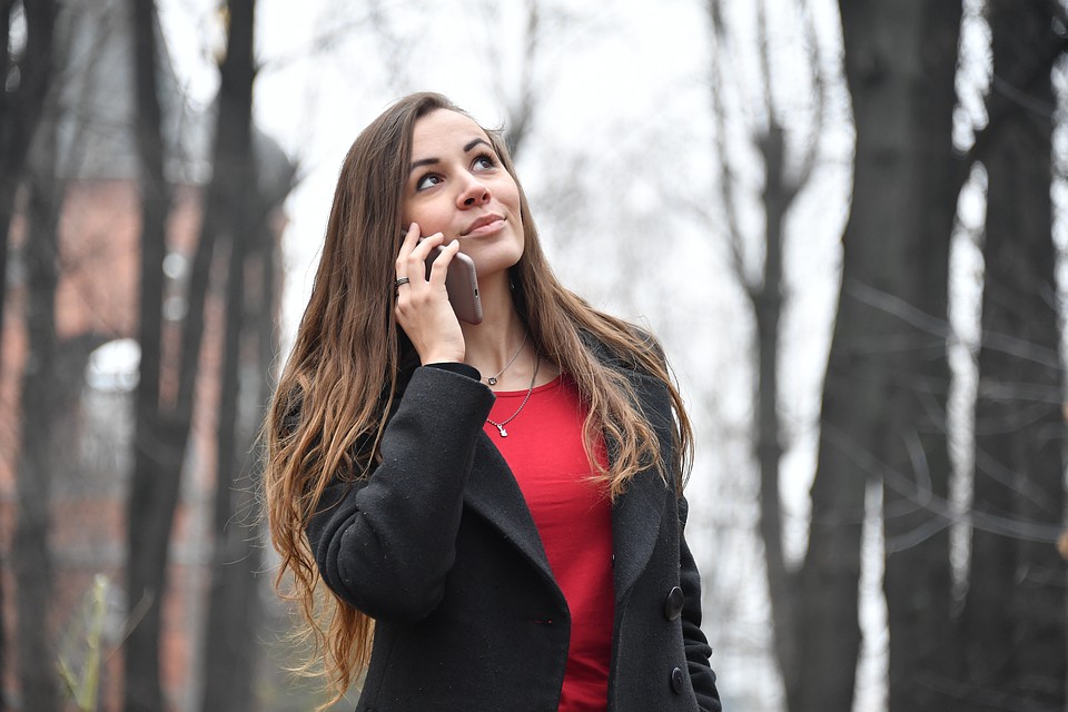 Специалисты советуют не носить телефон близко к телу и пореже подносить к голове. Медики к этим советам относятся скептически.