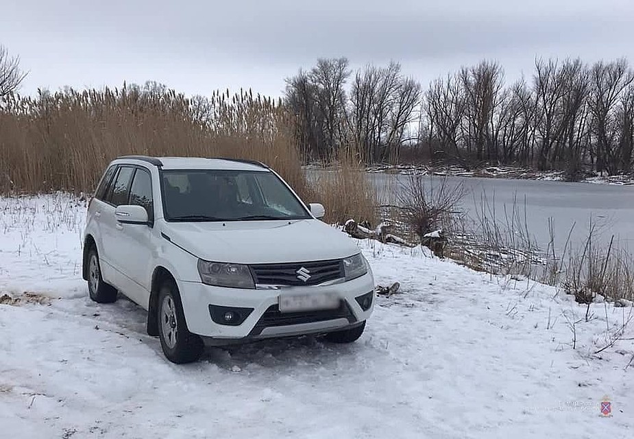 Возле озера нашли машину рыбаков.