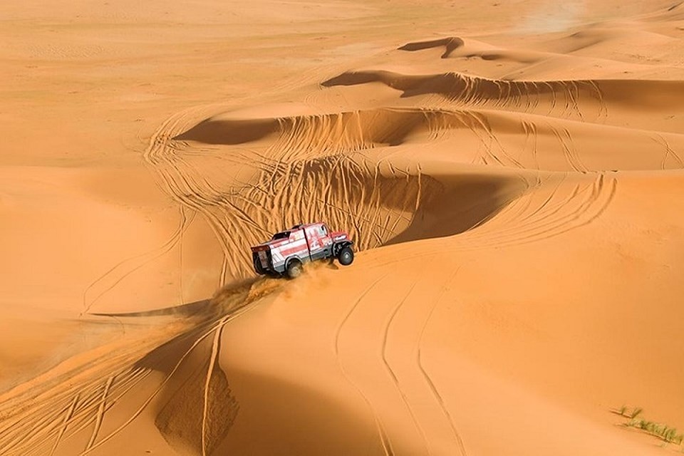 Часть пути машины прошли по песчаным каменистым дюнам. Фото: dakar.com.