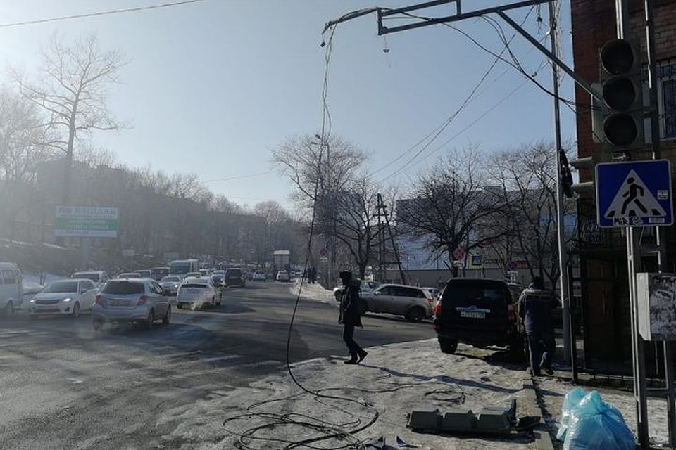 Водитель большегруза зацепил и потащил за собой провода от светофора