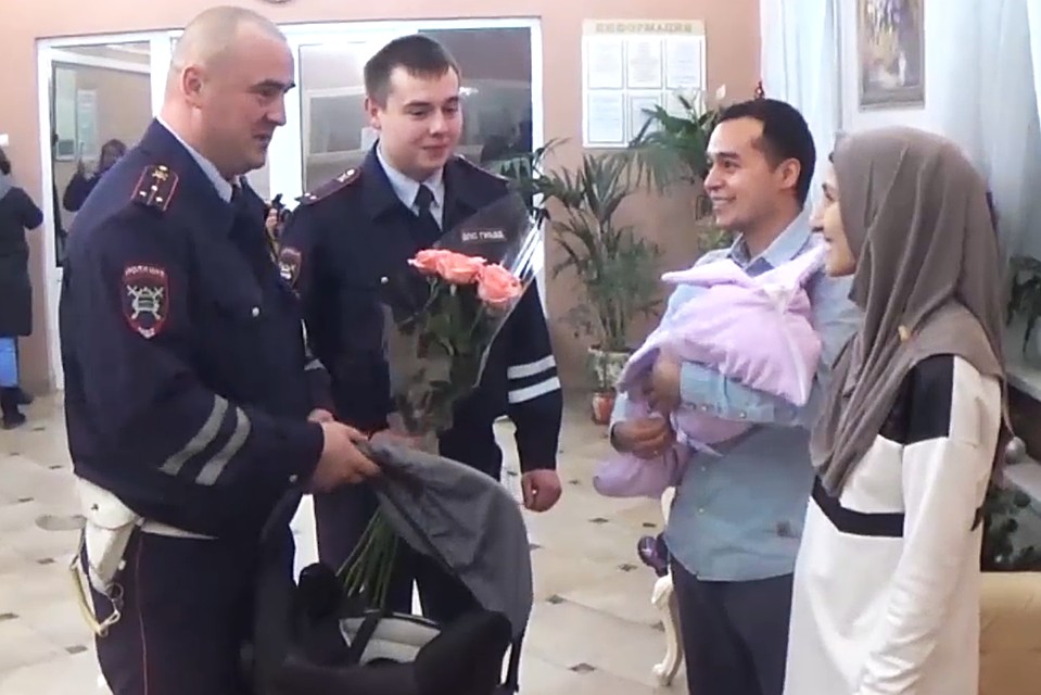 Молодой маме подарили букет цветов и детское автокресло