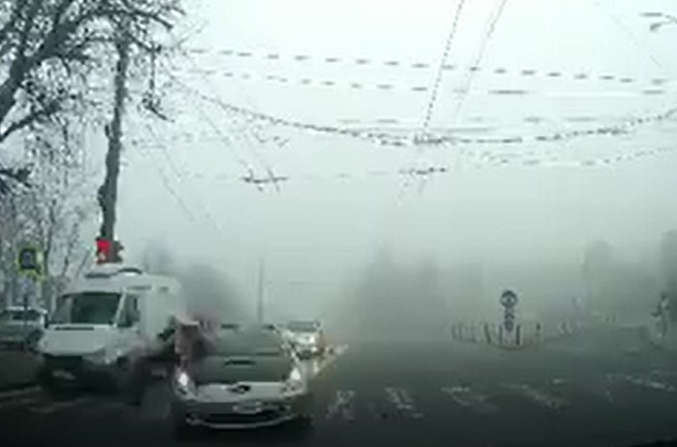 Татьяна Спыну оказалась на капоте автомобиля. Фото: скриншот видео