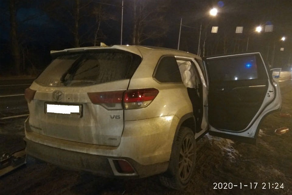 Водителя и пассажира "Тойоты" усели вытащить из машины. ФОТО: МЧС Ярославль в Твиттере