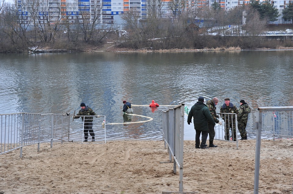 Здесь установили осветительные приборы, удобные спуски в воду, организовали дежурство спасателей и медиков.