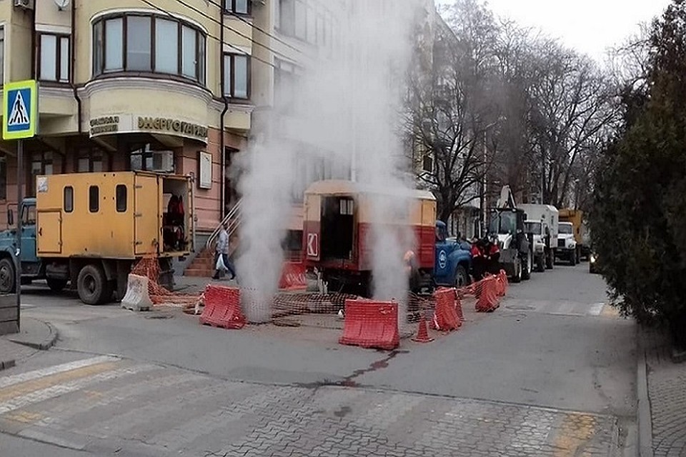 На участке произошел прорыв. Фото: пресс-служба ростовской администрации