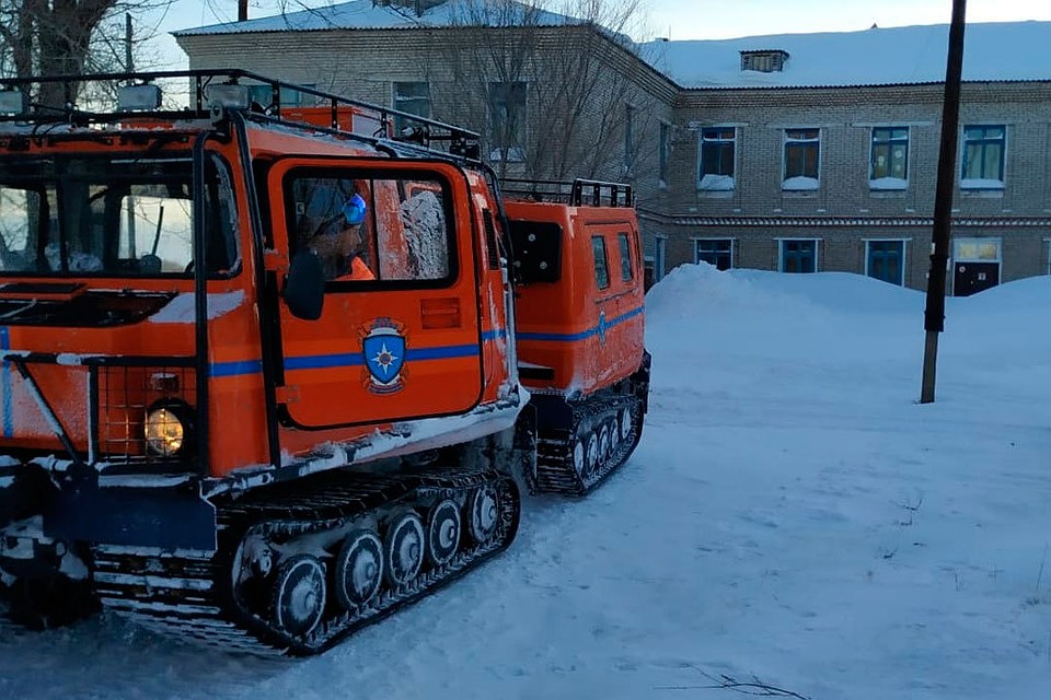 Еще одну жительницу доставили до больницы на вездеходе.