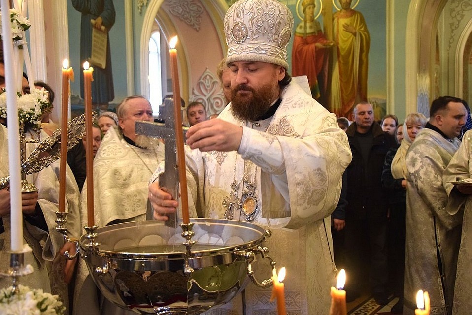 Во время вчерашней литургии митрополит Челябинский и Миасский Григорий освятил воду. Фото: пресс-служба Челябинской митрополии