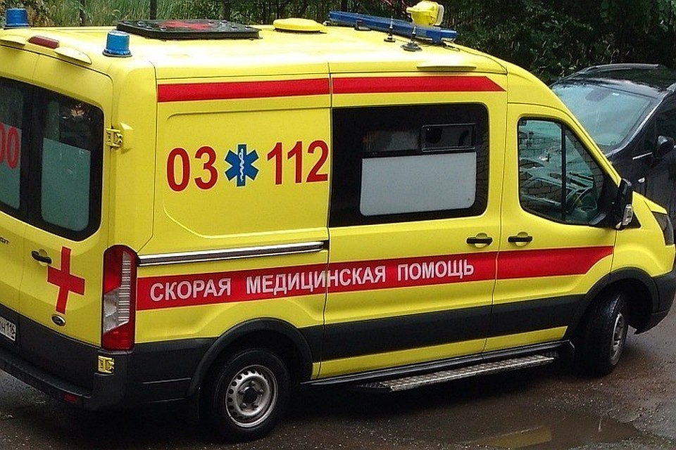 Водителя и двух пассажиров госпитализировали.