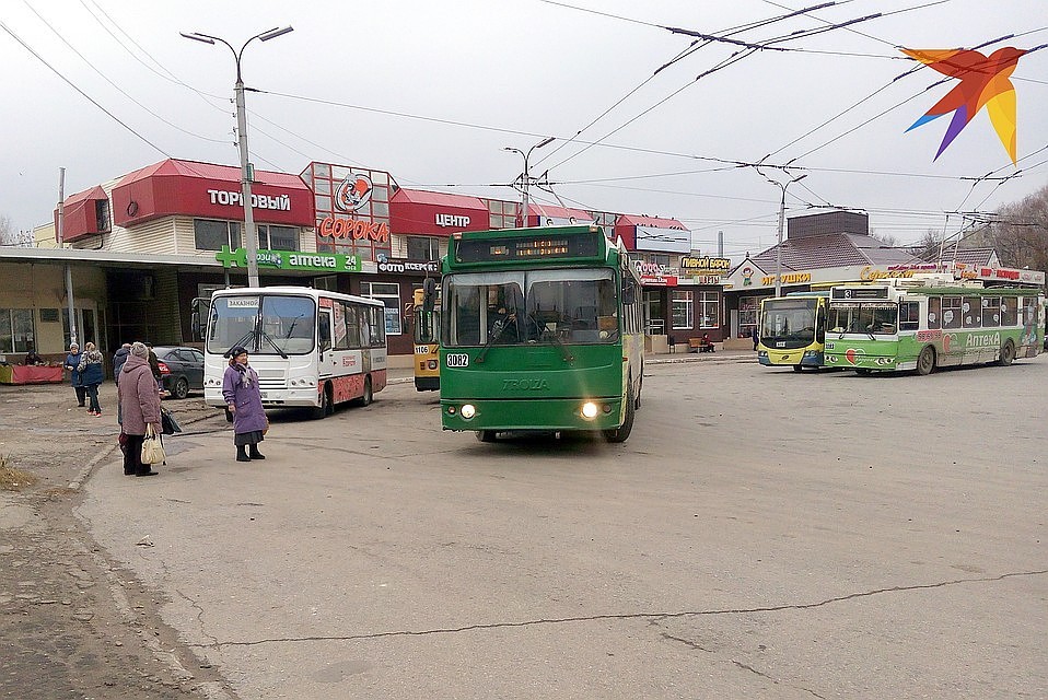 В Рязани приступили к замене старых троллейбусных проводов на медные.