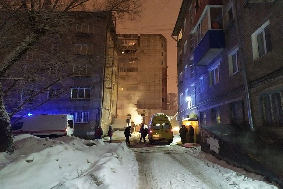 Из подвала также идет сильный пар