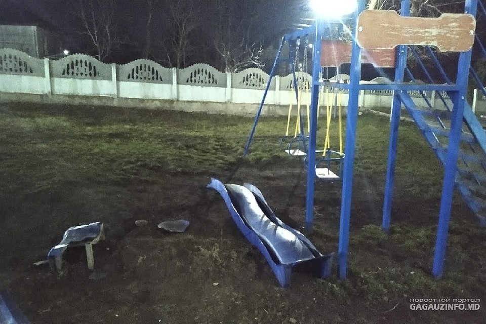 На юге Молдовы вандалы разгромили детскую площадку