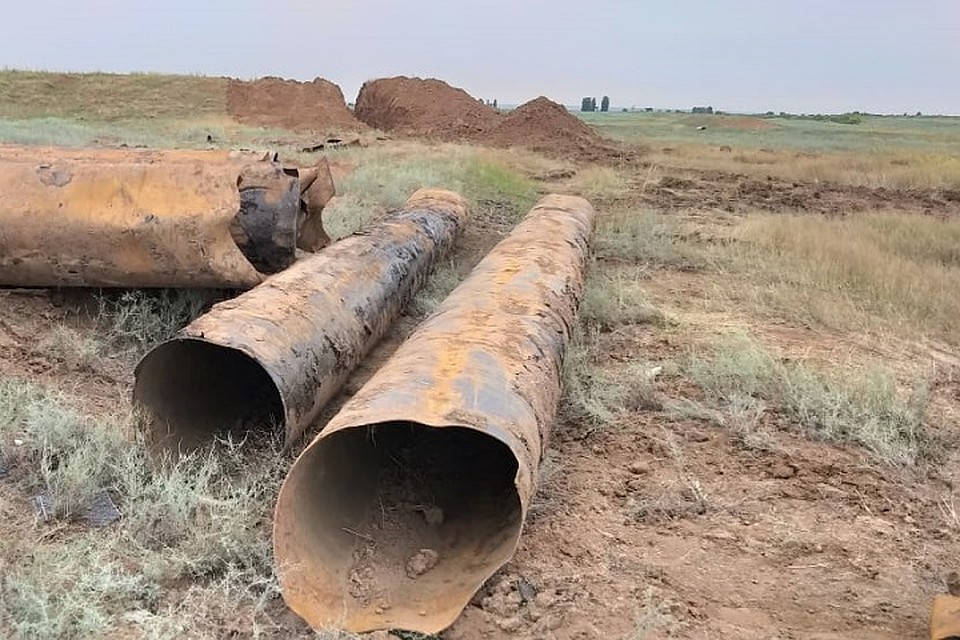 Часть труб вывезти не успели и оставили в поле.