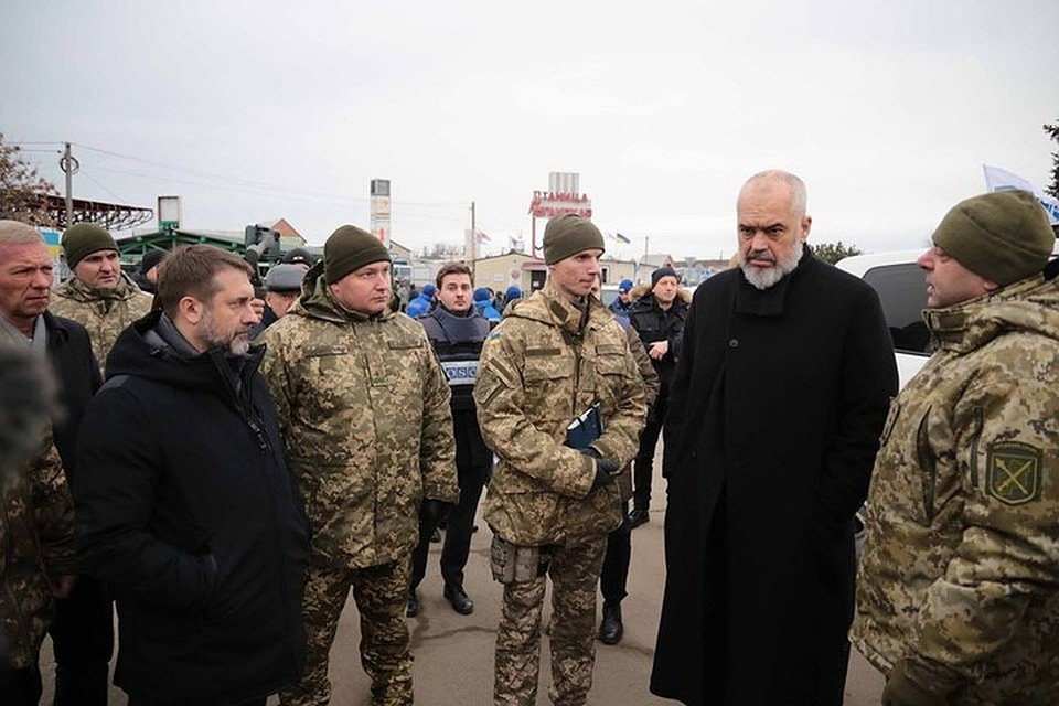 Председатель ОБСЕ Эди Рама (второй справа) с хмурым лицом слушал объяснения украинских пограничников и губернатора Гайдая (слева). Фото: ГПСУ