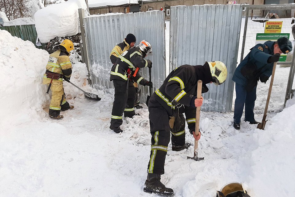 Пожарные помогли откопать ворота, занесенные снегом. Фото: Оксана Анчишкина