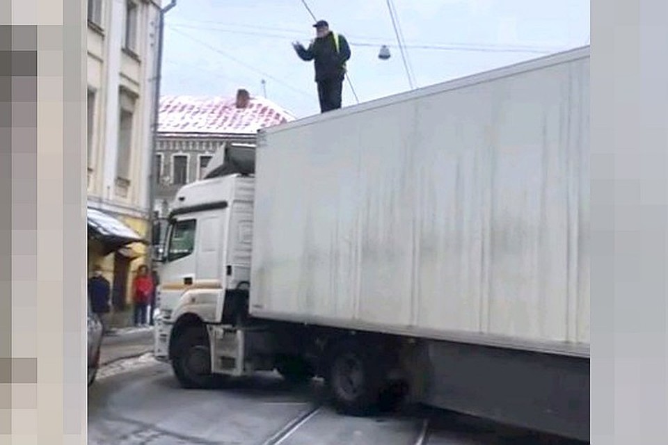СК начал проверку по факту невыплаты зарплаты водителю, перекрывшему улицу в центре Москвы
