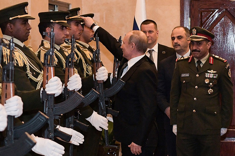 Владимир Путин надел фуражку солдату почетного караула, который не уследил за своим головным убором. Фото Алексей Никольский/пресс-служба президента РФ/ТАСС