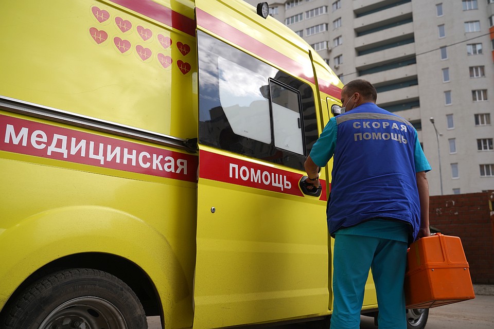 Девочку увезли на карете скорой помощи прямо с урока физкультуры, где она получила травму мозга.