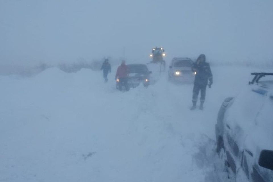 Из-за непогоды забуксовали сразу несколько машин. Фото: АСС НСО