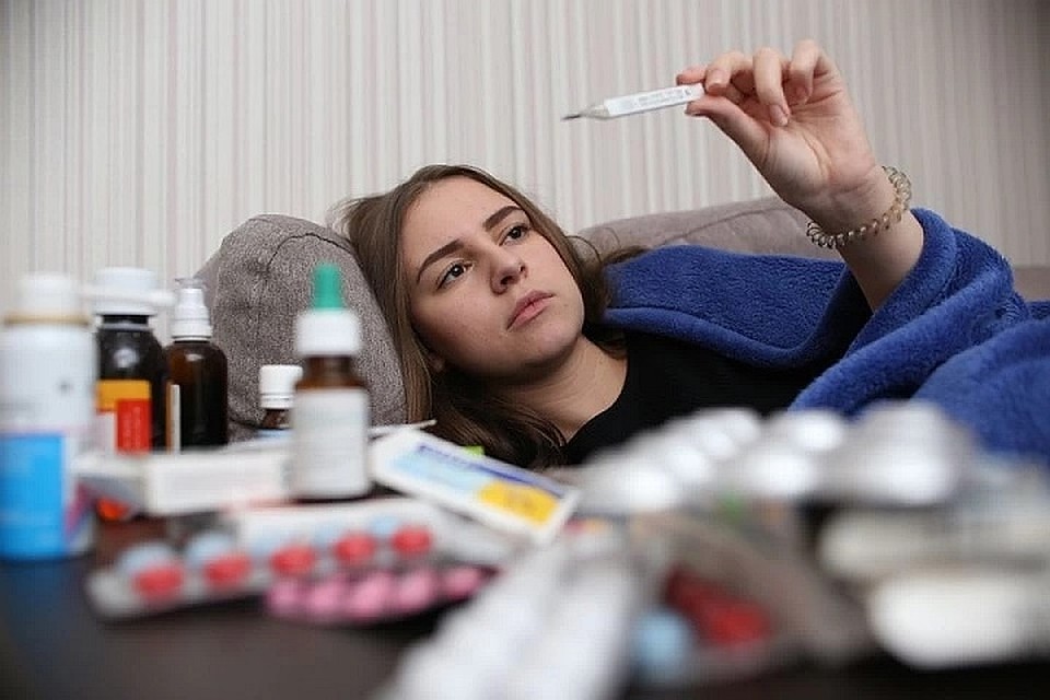 Симптомы у подхвативших этот короновирус похожи на ОРВИ - температура и кашель.