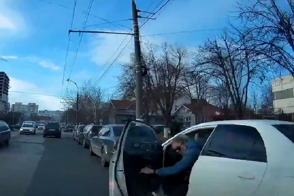Водитель открыла дверь автомобиля, не посмотрев предварительно в зеркало заднего вида. Фото: скриншот из видео