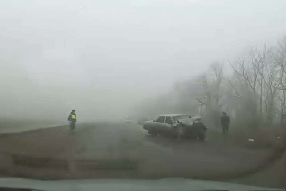 Передняя часть «Волги» полностью смята. Фото: vk.com/dpr_live