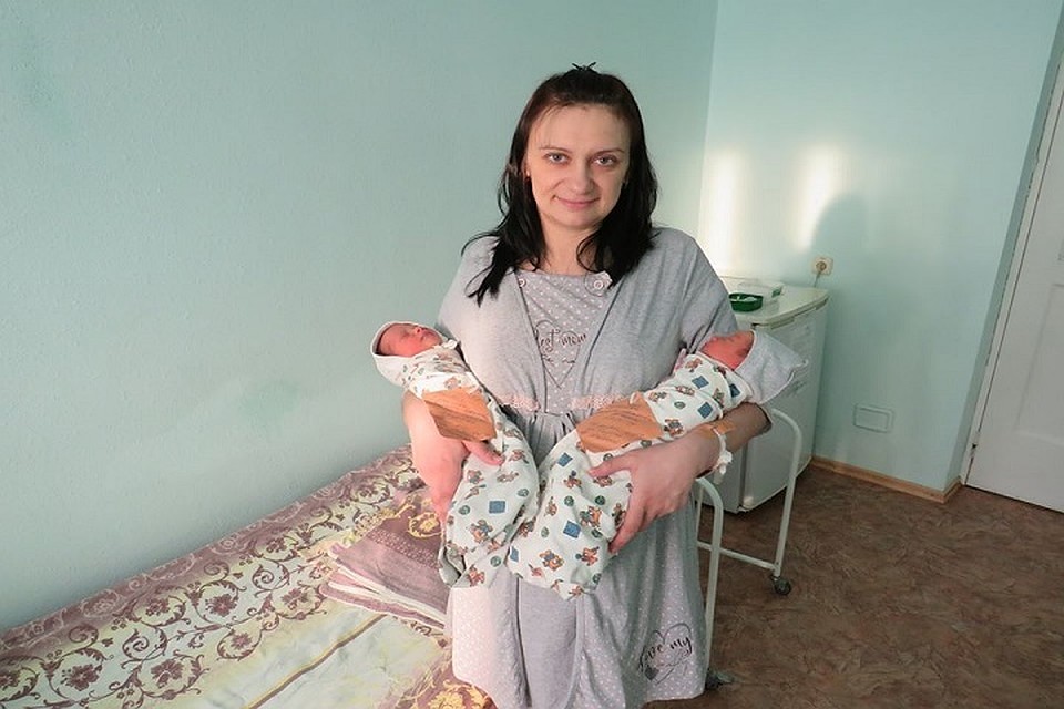 Мама Оксана и близнецы с разной датой рождения! Фото минздрава Красноярского края.